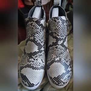 BAMBOO Black and White Snake Print Ankle Boots With Zip-Up